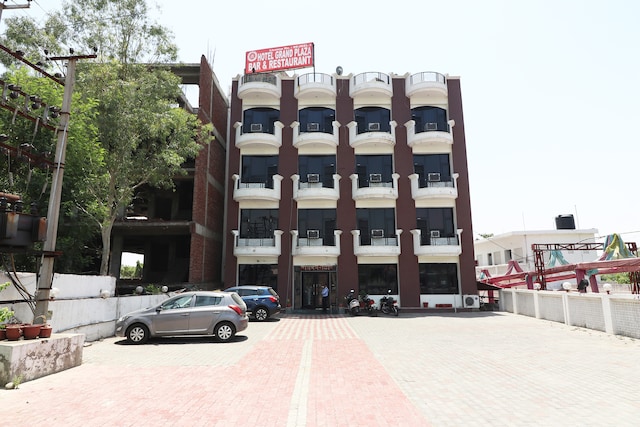 Oyo 43000 Hotel Grand Plaza