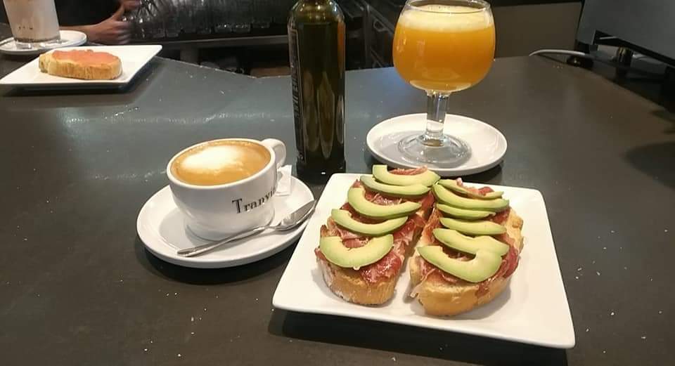 Bar Tranvia — Comida y bebida