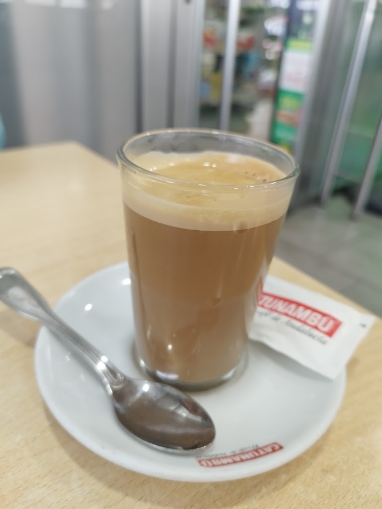 Cafeteria restaurante Cross — Comida y bebida