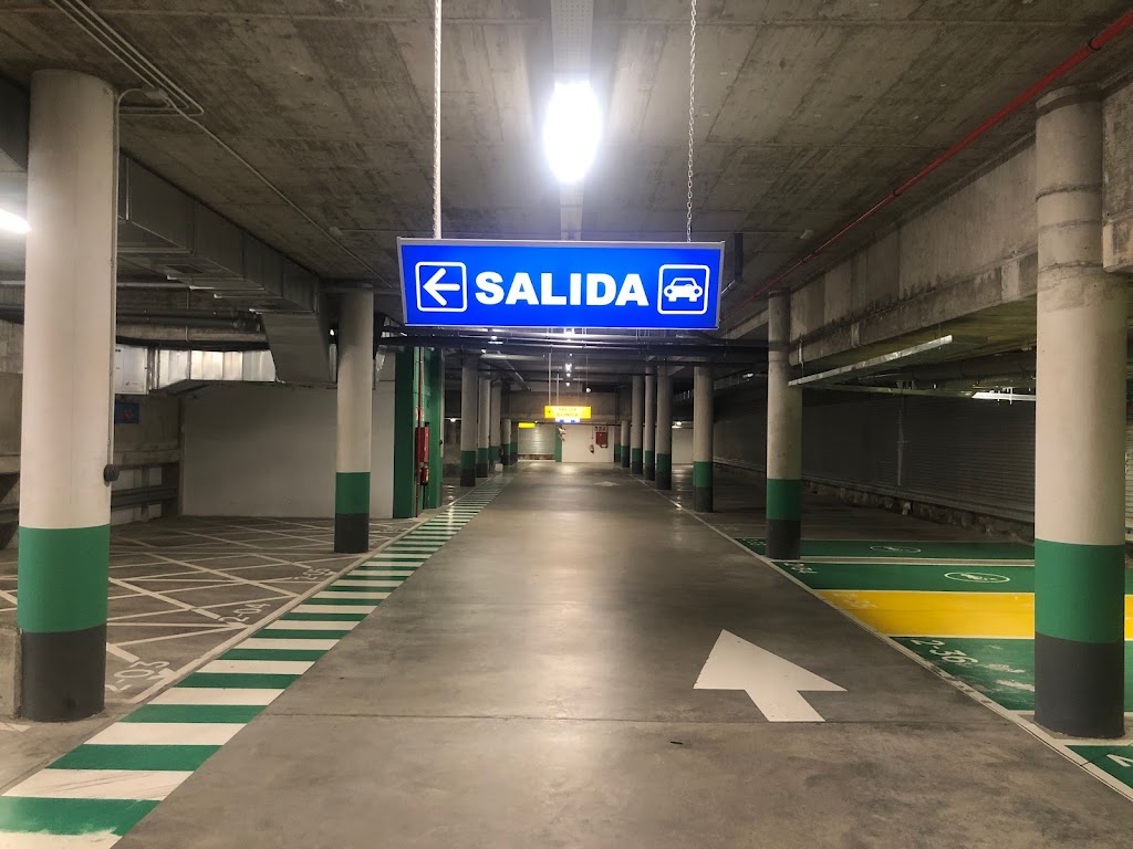 Parking Clinica CEMTRO II y McDonald's