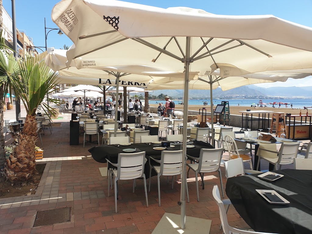 Restaurante Taperia La Perra Chica — Ambiente