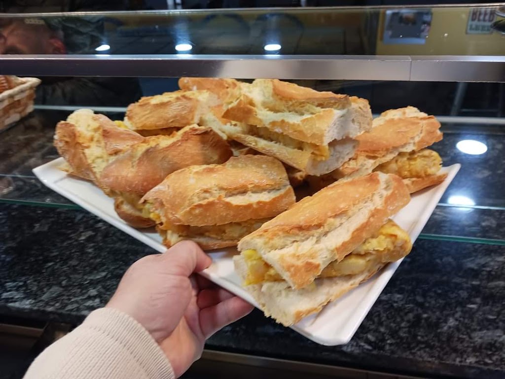 Cafe Bar Ego — Comida y bebida