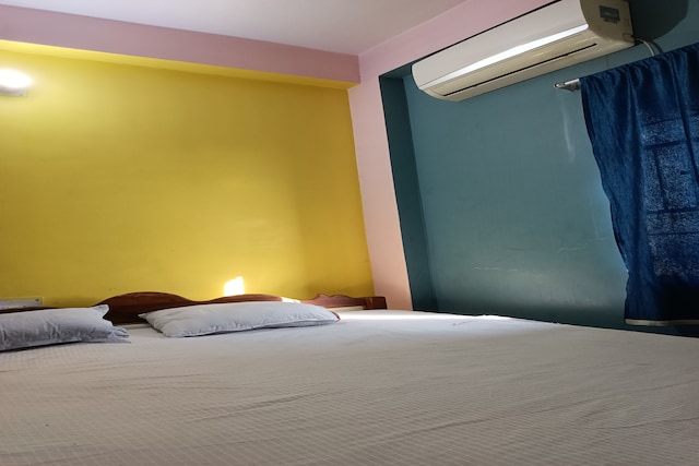 Super Oyo Shree Hotels