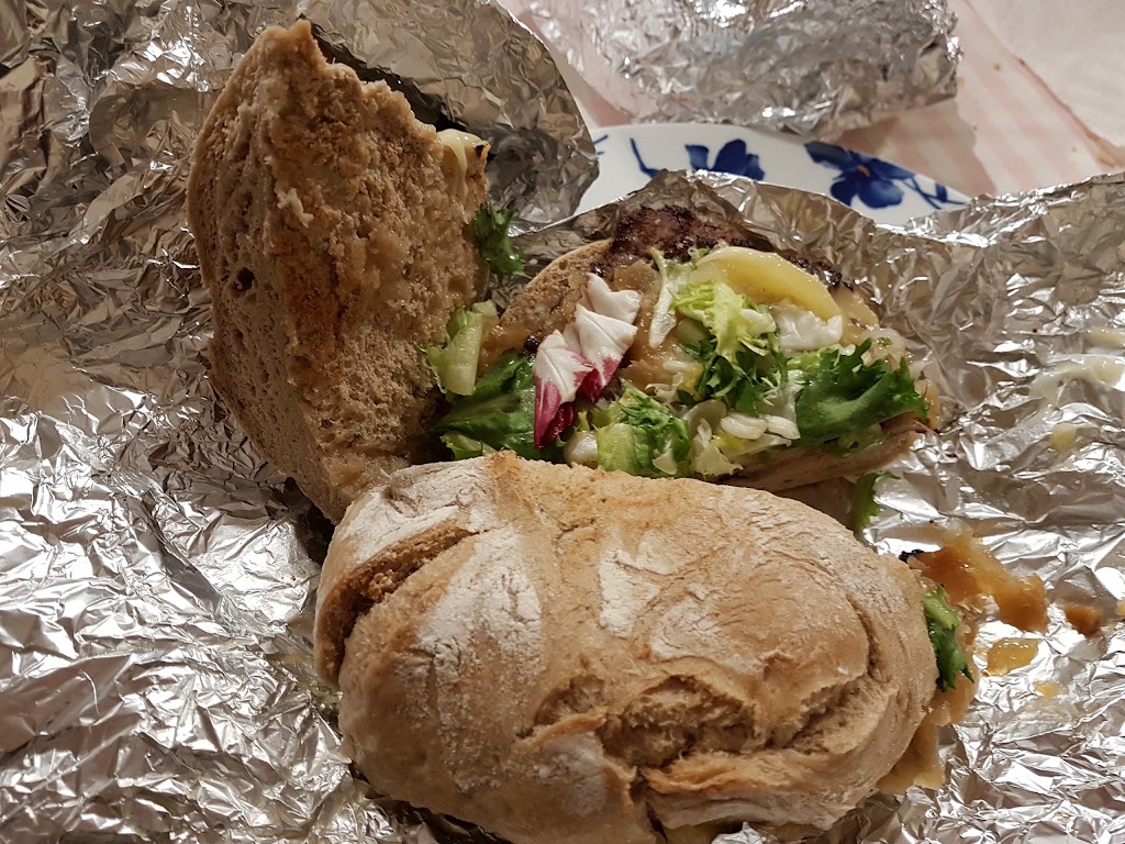 Alhambra Hamburgueseria — Comida y bebida