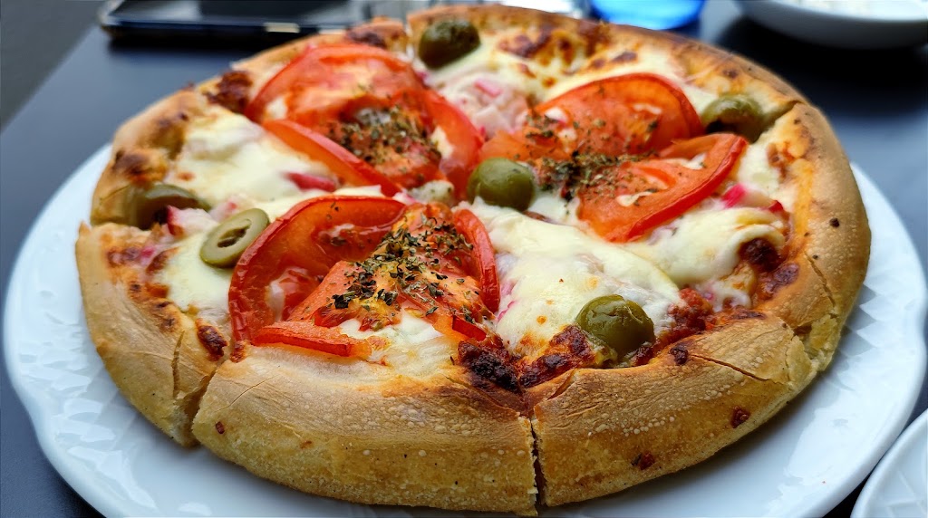 Pizzeria Piccolo Mondo — Comida y bebida