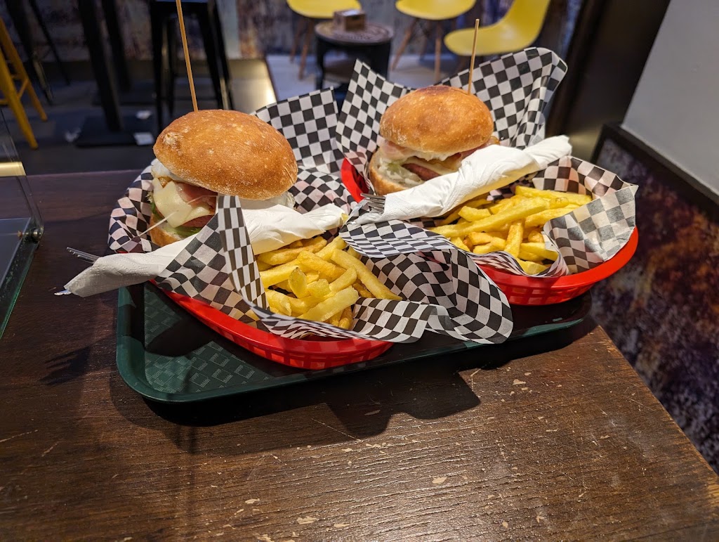 El Trova; — Comida y bebida