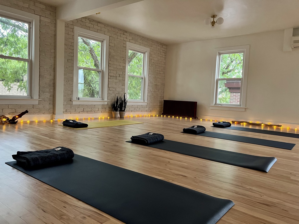  BREATHE STUDIO Yoga