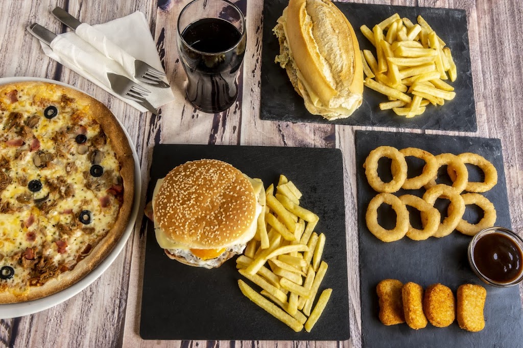 Cafe & Burgers La Tacita — Comida y bebida