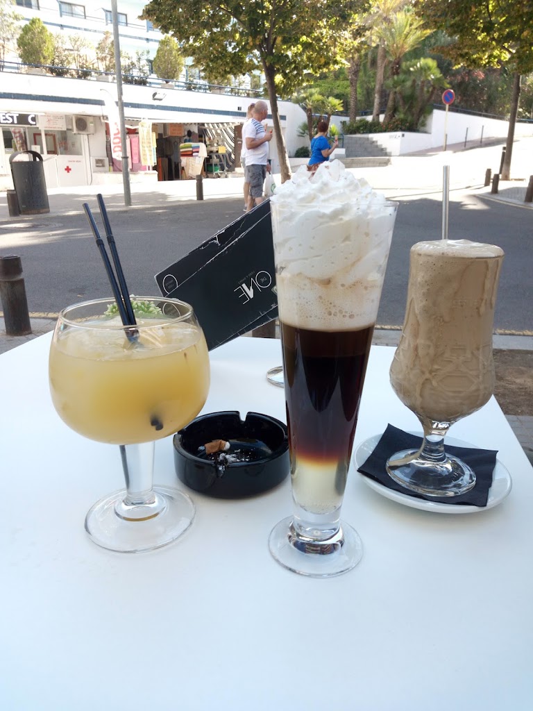 Angel Cafe Bar — Comida y bebida