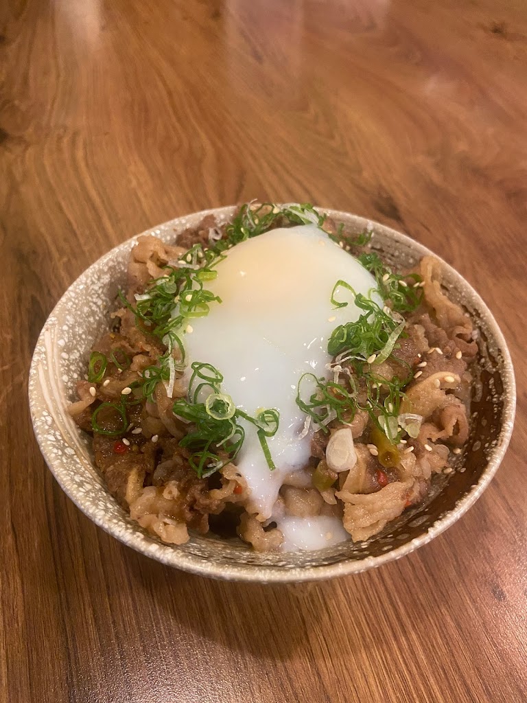 八丼餚日本料理 海鮮丼專賣店 汐止在地推薦必吃美食餐廳 生魚片首選名店 主打海鮮丼 握壽司 生魚片 燒肉丼 燒烤等 適合吃巧嗑飽小酌微醺的日式小店 每日由港地直送最新鮮的生魚片食食材 提供顧客最美味的料理 的照片