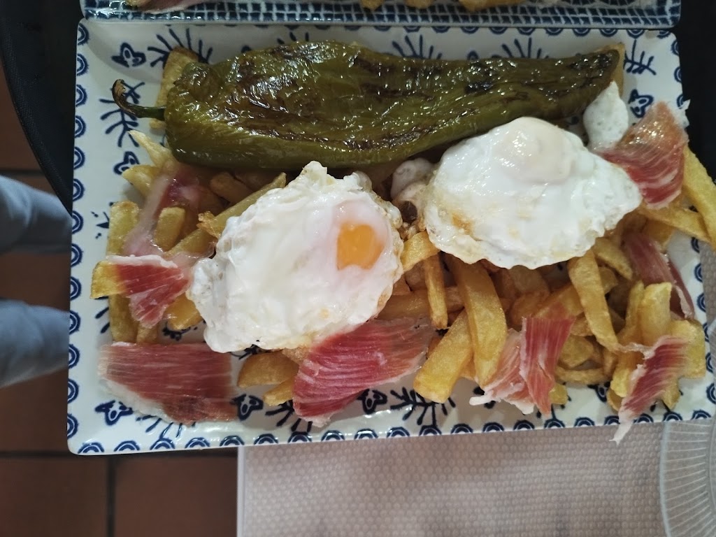 CAN NOI-CLUB SOCIAL ALJAMAR III — Comida y bebida