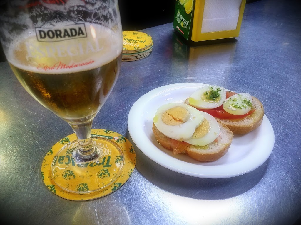Bar Chela — Comida y bebida