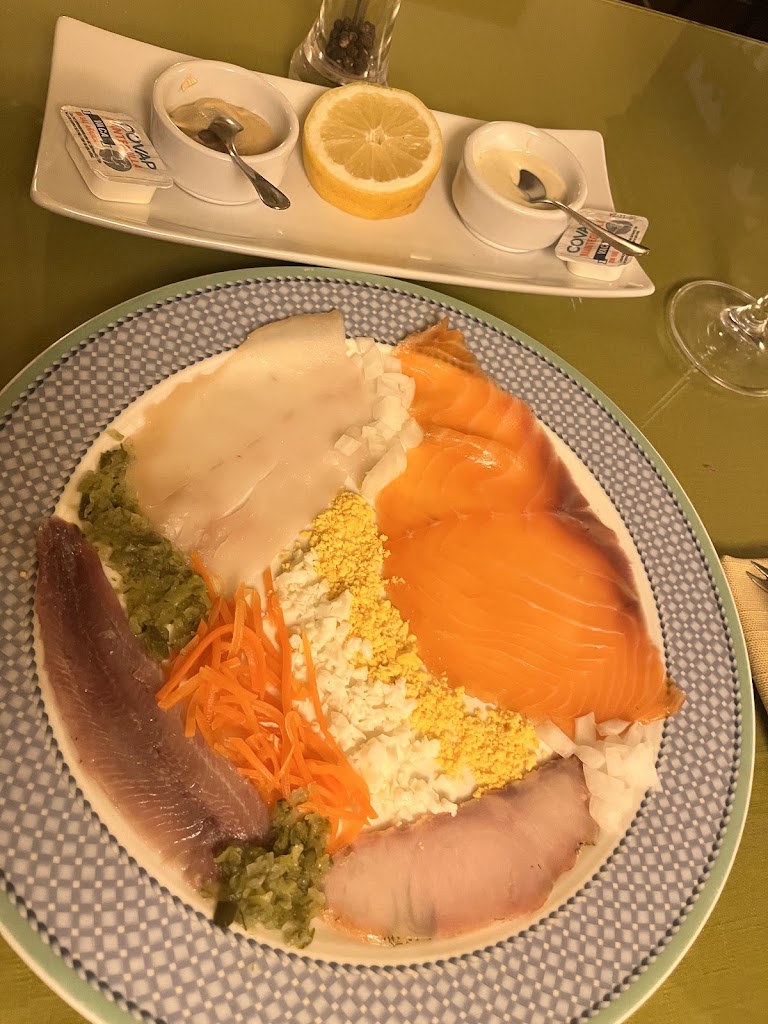 Restaurante Savoy Bar — Comida y bebida