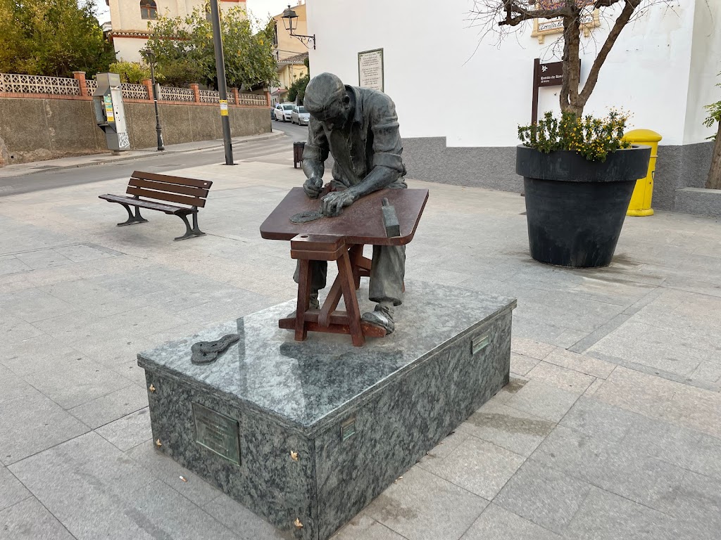 Monumento a los artesanos alpargateros de Zubia