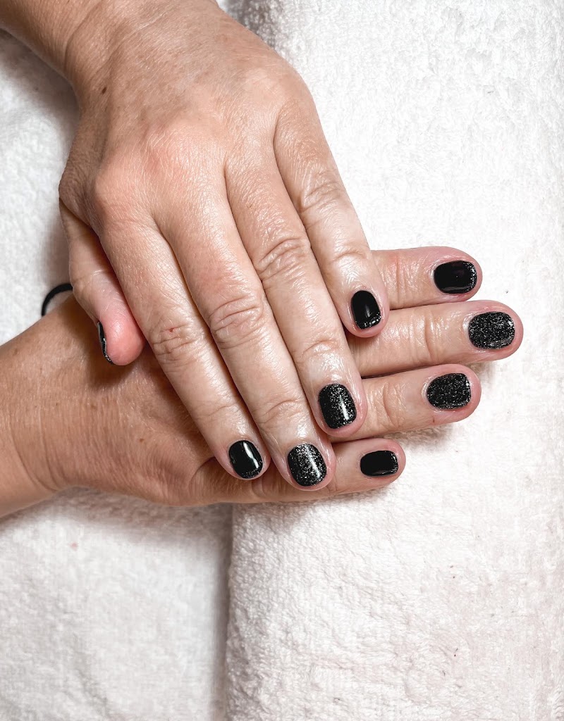 Glow Beauty Paseo Maritimo — Manicura
