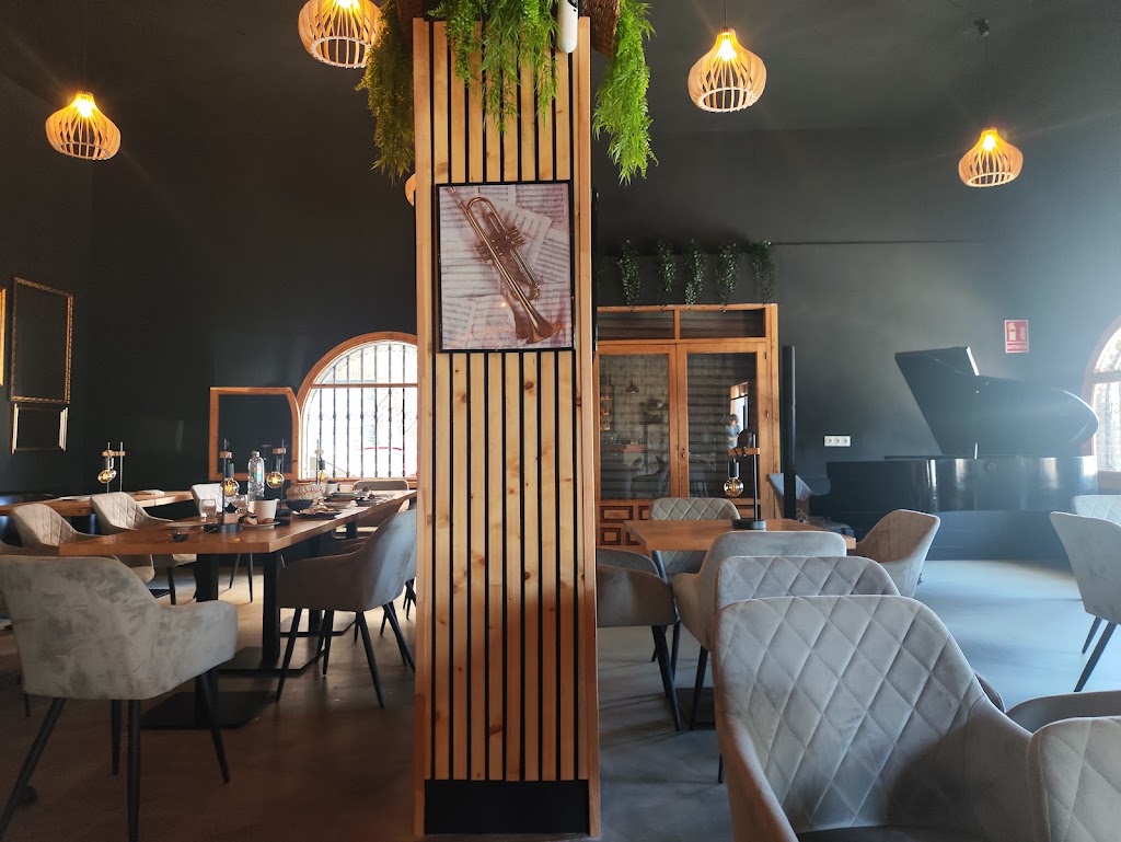 El Farolito Resto Piano Bar — Ambiente