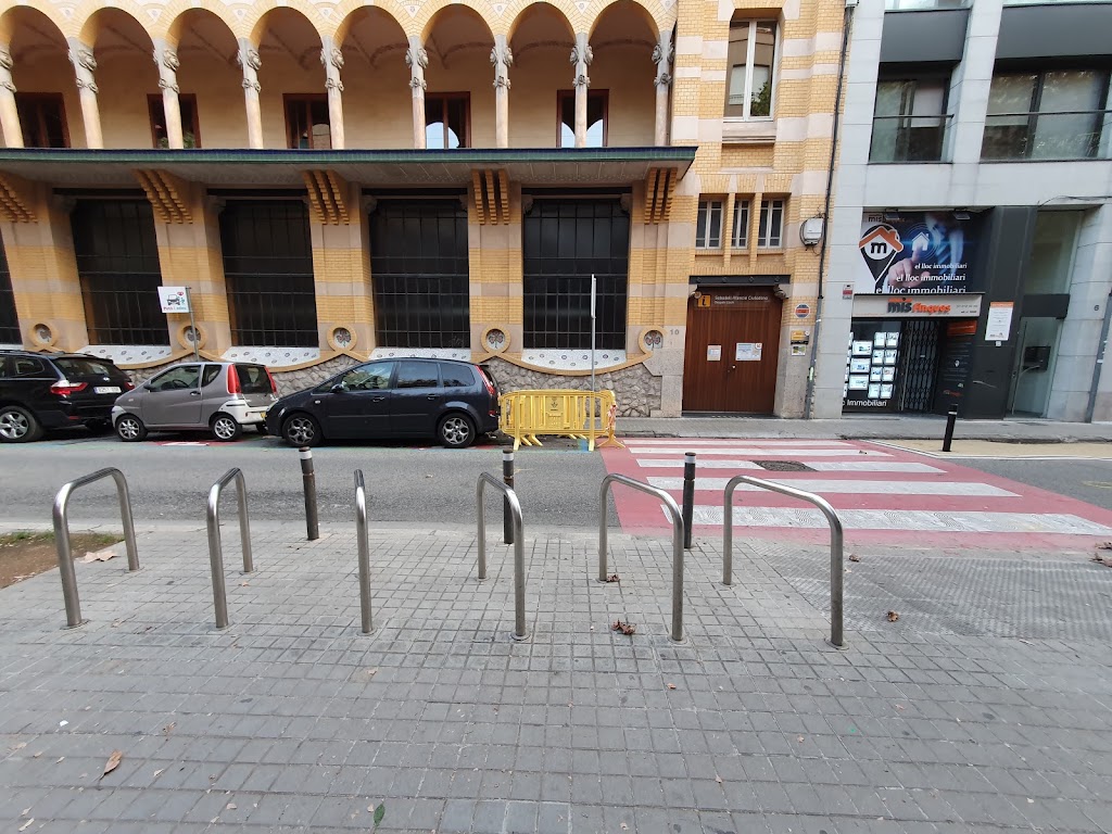 Aparcabicis a carrer Industria — Estacionamiento