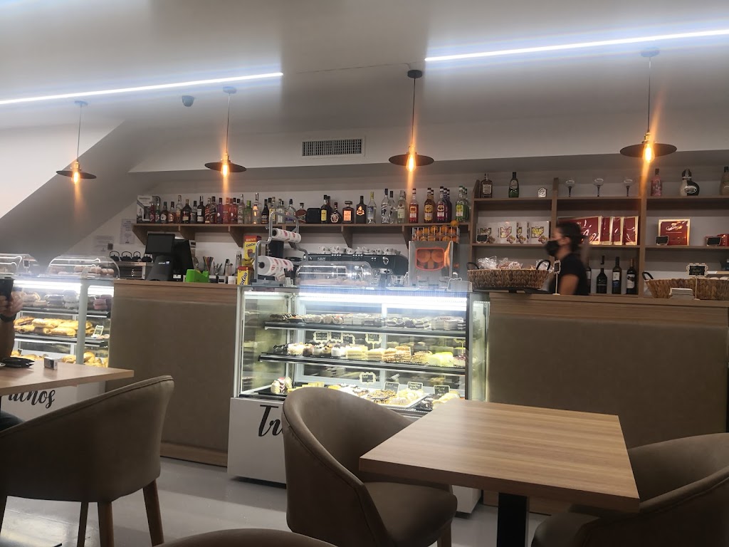 Tres Caprichos * Cafeteria Pasteleria — Ambiente