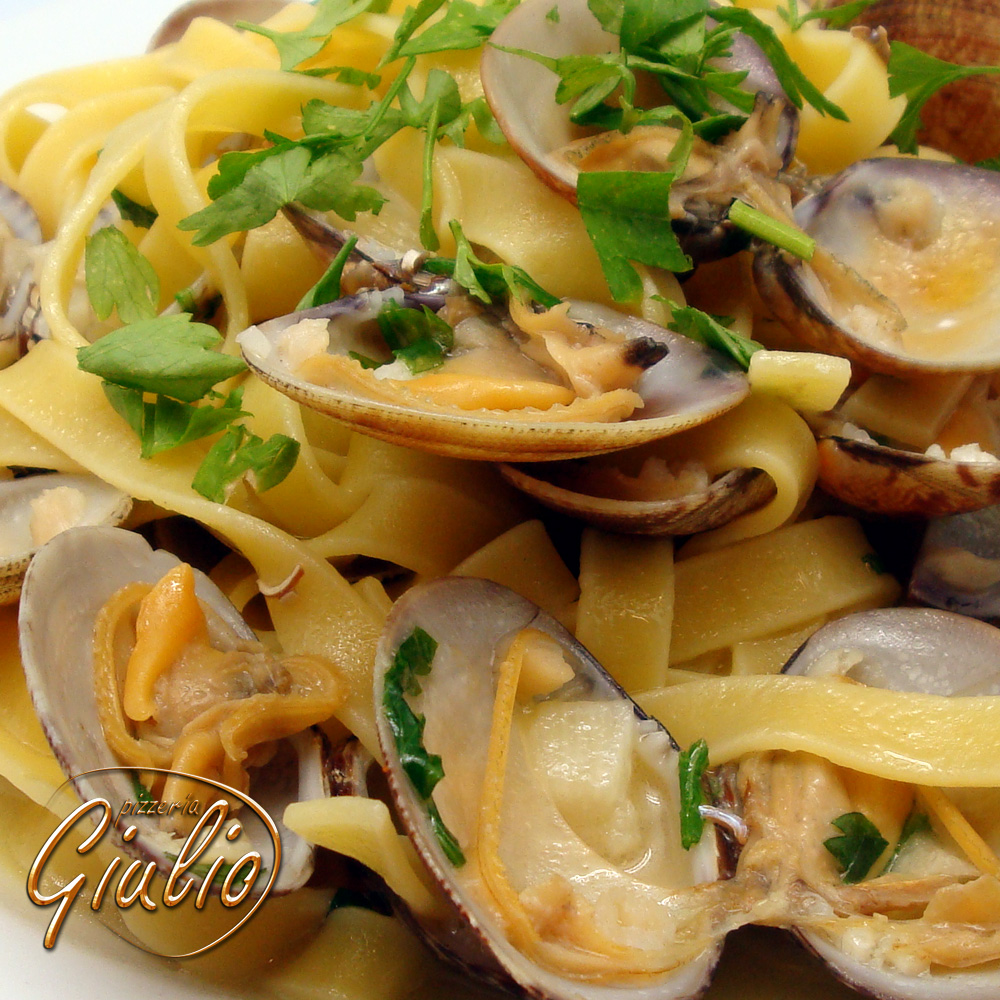Pizzeria La Piccola Giulia — Comida y bebida