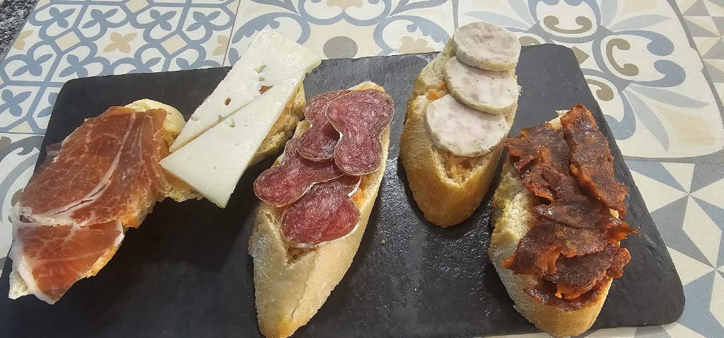 Vermuteria La Temptacio — Comida y bebida