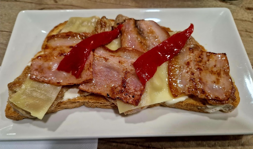 Milenium Cafe — Comida y bebida