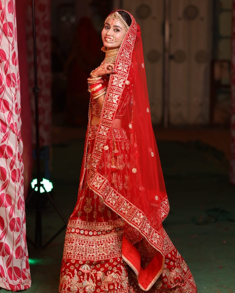 Saacii Byuuttii Paarlr Saachi Beauty Parlour