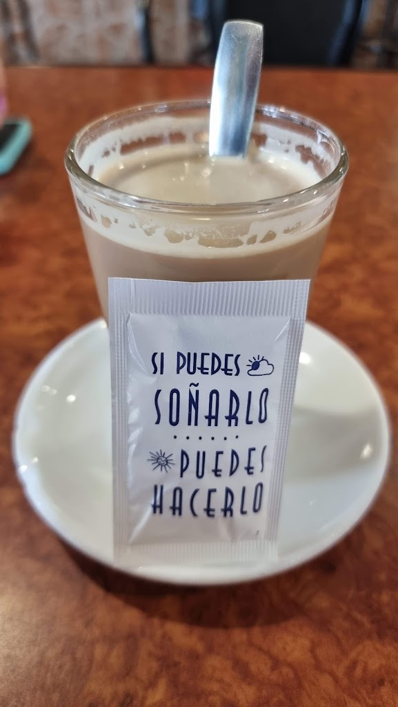 Cafeteria bar los pedregales — Comida y bebida