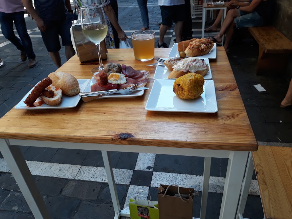 Bar Cerveceria La Estafeta — Comida y bebida