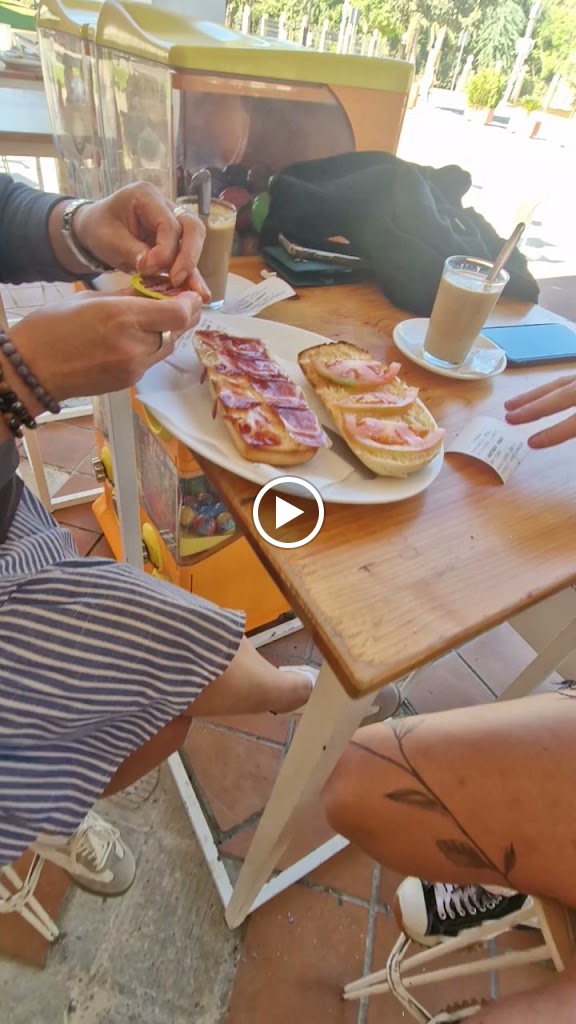 Cafeteria Las Tres H — Videos