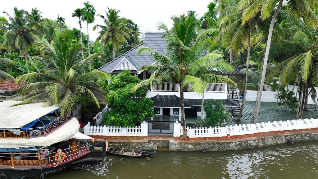Manthra Lake View Homestay
