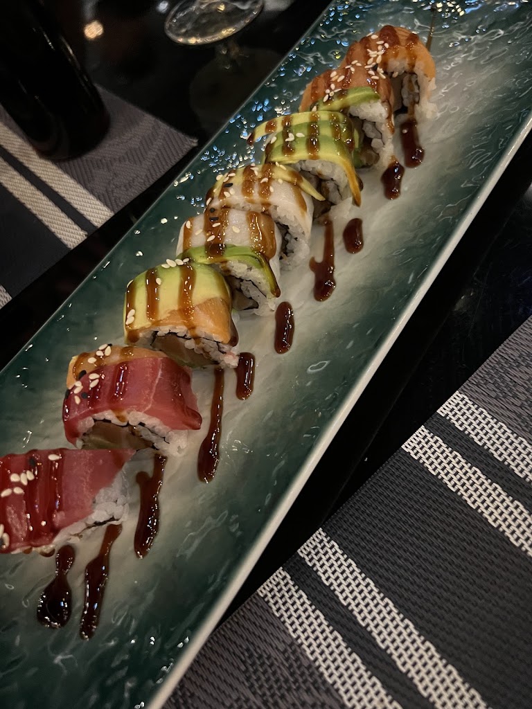 Oishii Restaurante Fusion — Comida y bebida