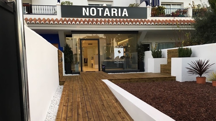 Notaria Dona Maria Teresa Valenzuela Molina y Don Juan Luis Gomez Avila