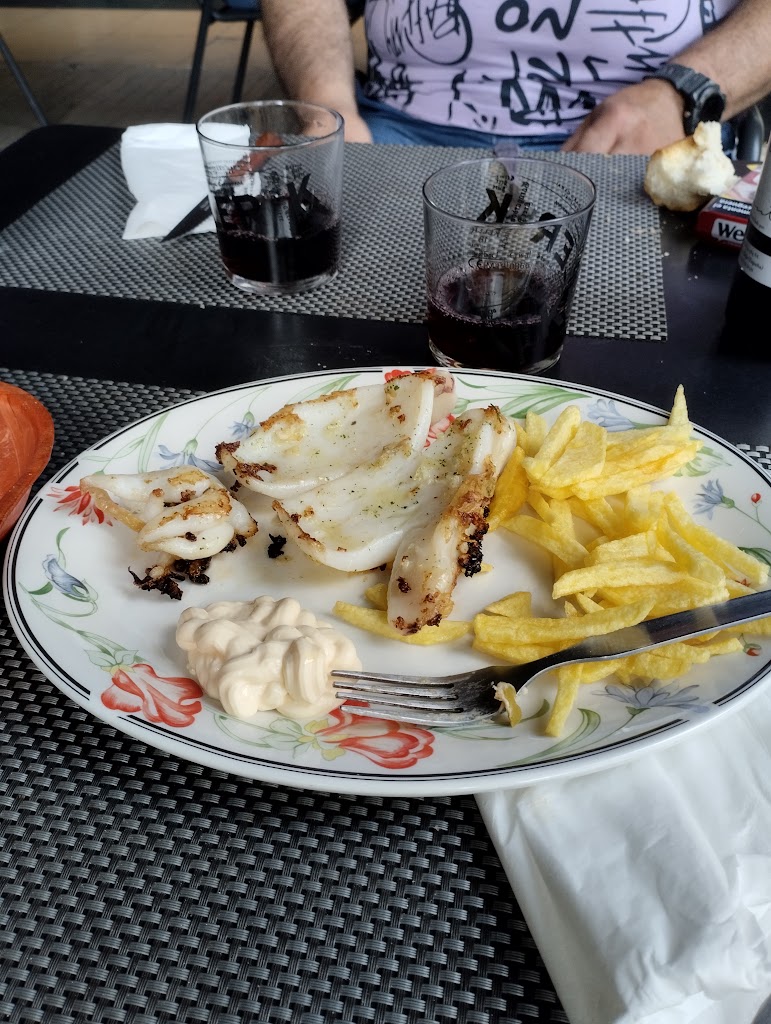 Bar Lur Gorri Jatetxea — Comida y bebida