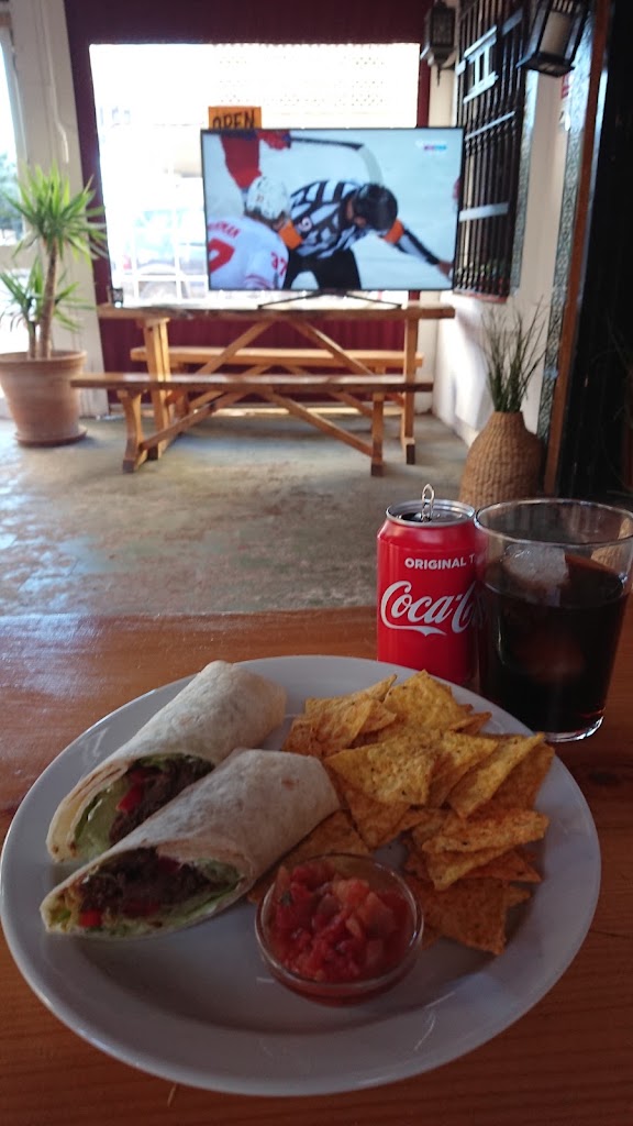 Rooster's Sports Bar — Comida y bebida