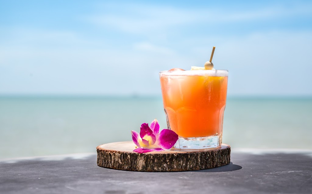 44 Beach Club — Comida y bebida