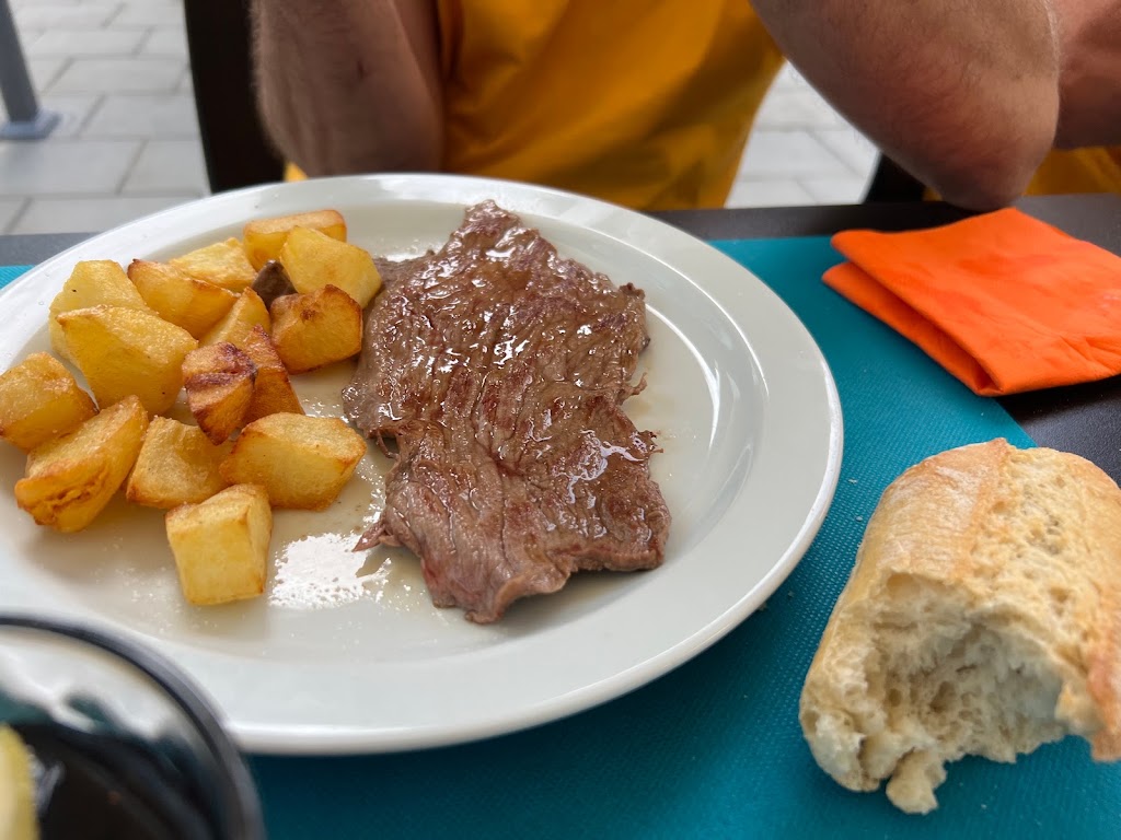 El Gust - Bar Restaurant — Comida y bebida
