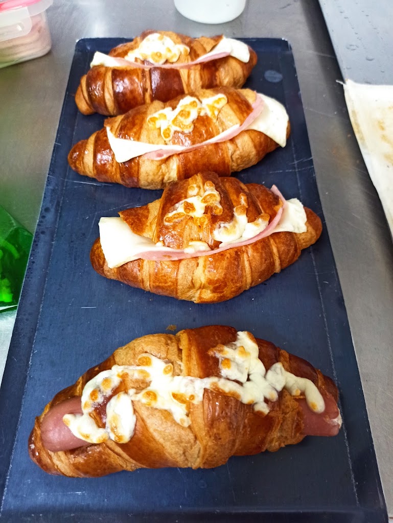 Cafeteria y Panaderia Lemos 180 — Comida y bebida