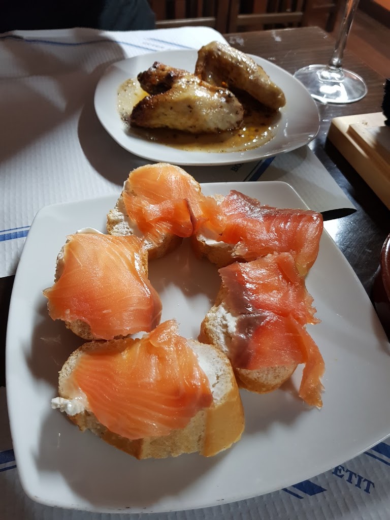 Bar Cafeteria Al Fondo Hay Sitio — Comida y bebida