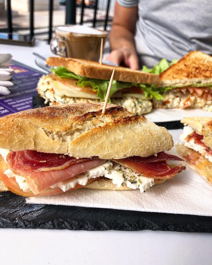 Cafeteria Cuscoy — Comida y bebida