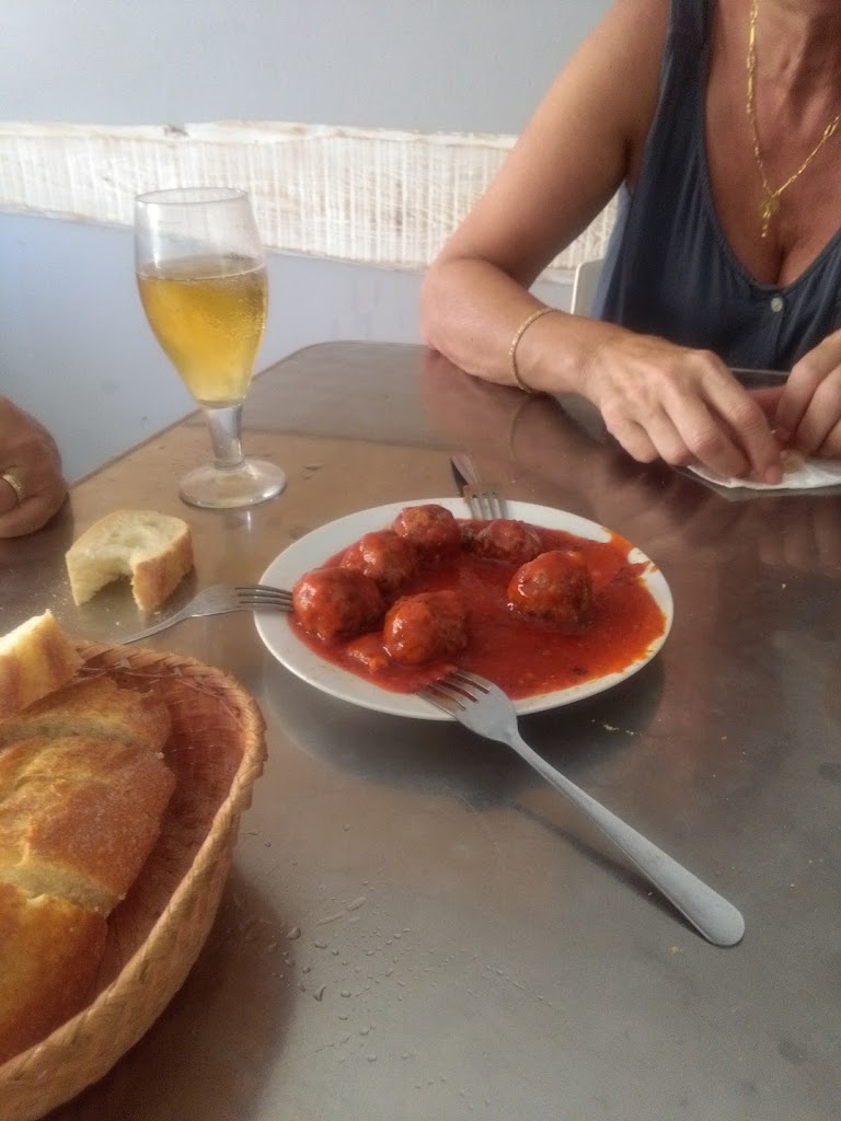 Bar Cafeteria Como En Casa — Comida y bebida