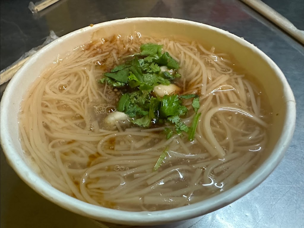 現燙蚵仔麵線、炸臭豆腐 的照片