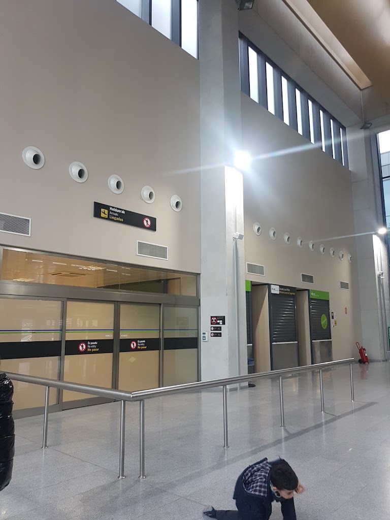 Europcar Pamplona Aeropuerto — Interior