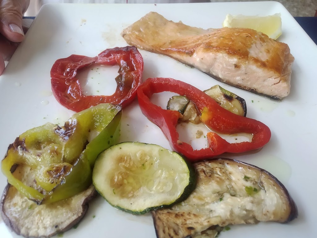 Bar-Restaurante Tata. — Comida y bebida