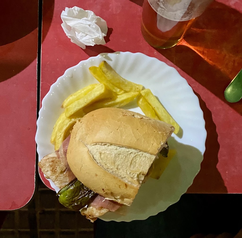 Pizzeria El Trompo — Comida y bebida