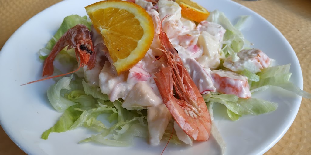 Cafe Bar Fernando Caribu — Comida y bebida