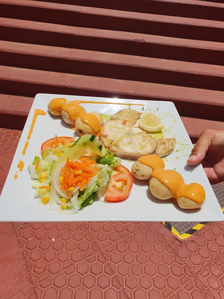 Restaurante Golden Beach — Comida y bebida