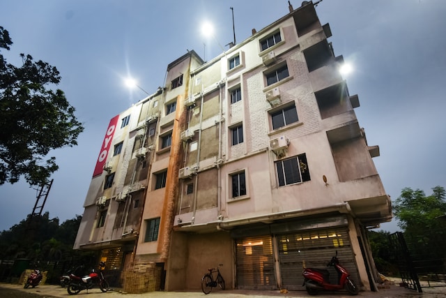 Oyo 41369 Radha Rani Apartment