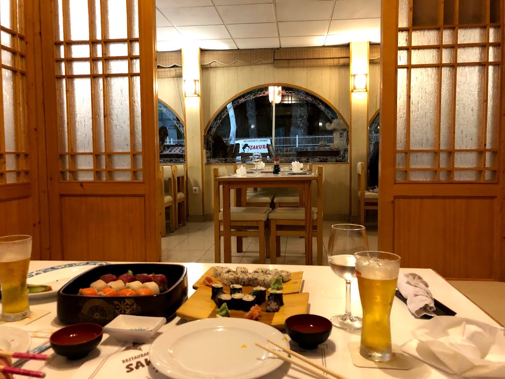 Restaurante Sakura III — Comida y bebida