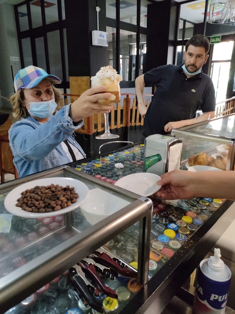 Cafe Bar Astoria — Comida y bebida