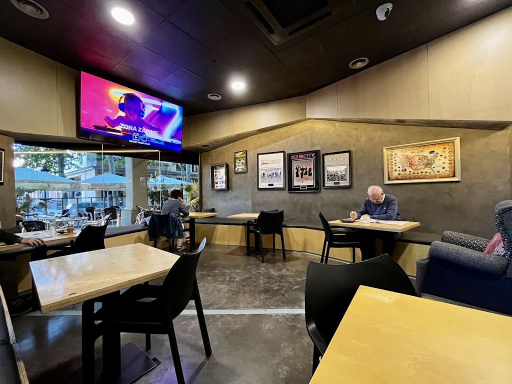 Legends Sports Bar — Ambiente